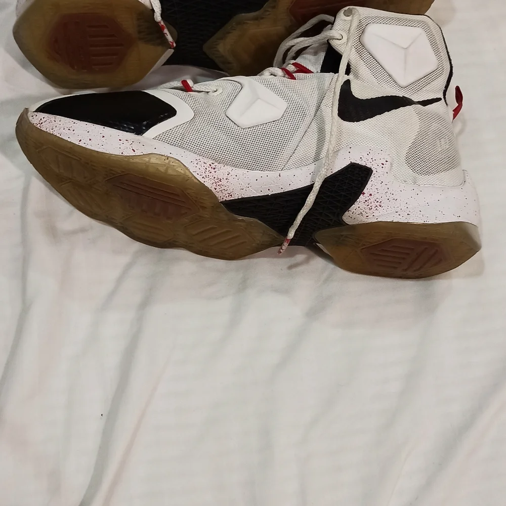 Nike LeBron James  13 Horror Flick Hypebeast. - Picture 4 of 12